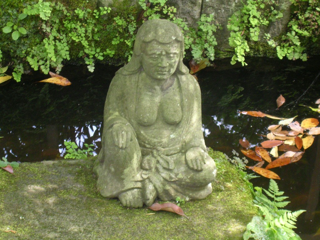 Statue female diety, Kamakura, photo by JBG